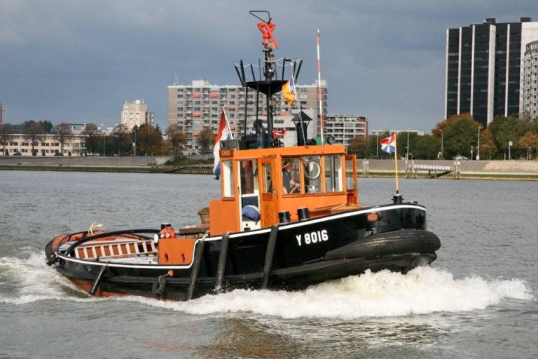 Sleepboot / Blusboot Bambi 16.58 met UBC