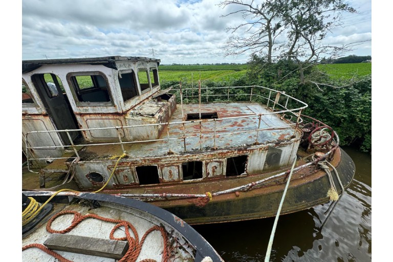 Luxe Motor Elizabeth III 42.46 casco