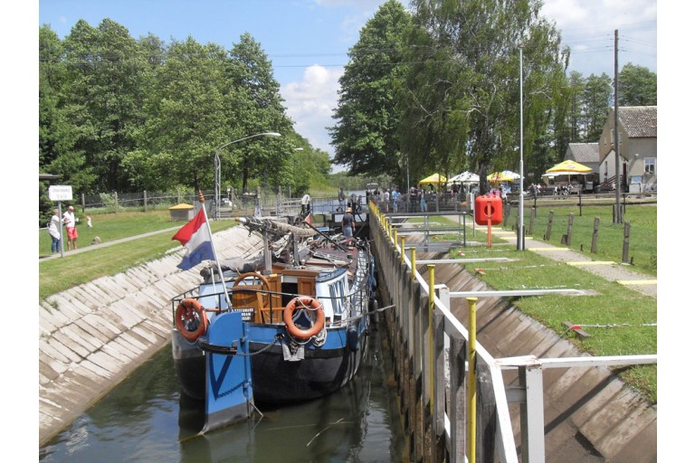 Dutch Barge Hasselteraak 21.25 with Rhine certificate