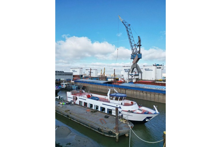 Bateau d'excursion 150 passagers