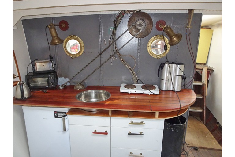 Dockyard 13, Motor tender