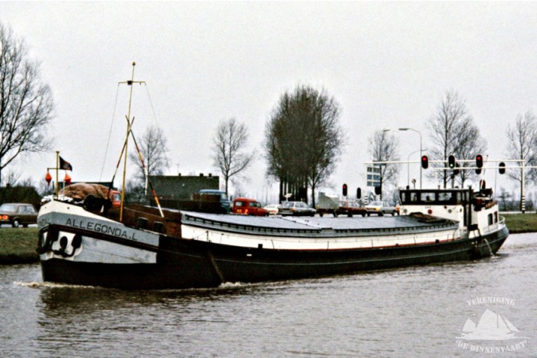 Luxe Motor Houseboat hull 29.75