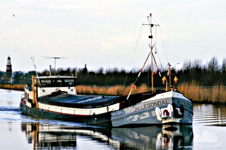 Luxe Motor Houseboat hull 29.75