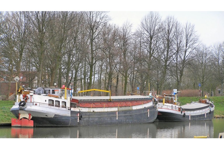 Luxe Motor Houseboat hull 29.75