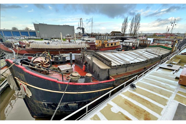 Luxe Motor Houseboat hull 29.75