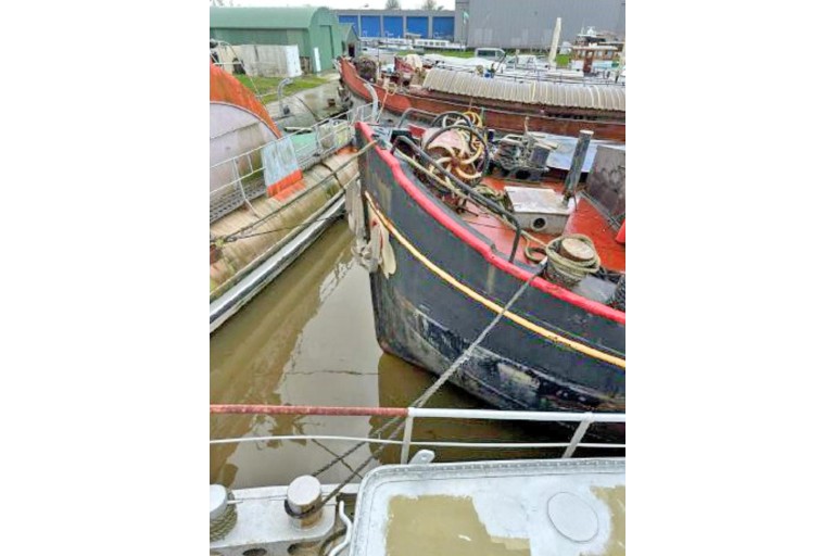 Luxe Motor Houseboat hull 29.75