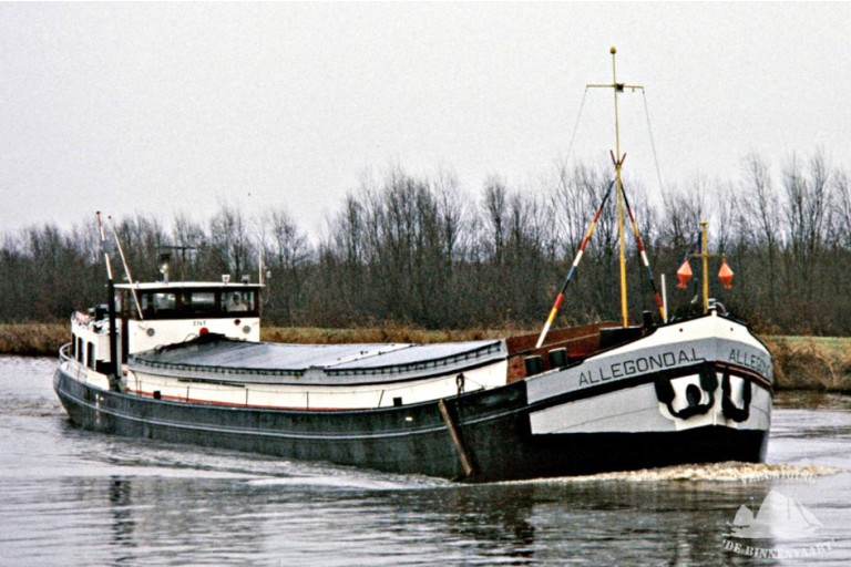 Luxe Motor Houseboat hull 29.75