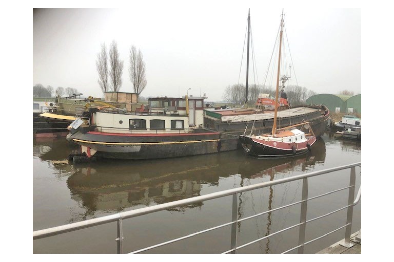Luxe Motor Houseboat hull 29.75