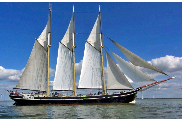 Top sail schooner 26 overnight guests