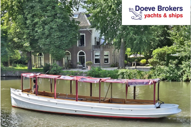 Classic motor yacht 10.00