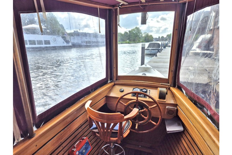 Classic motor yacht 10.00