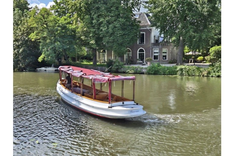 Classic motor yacht 10.00