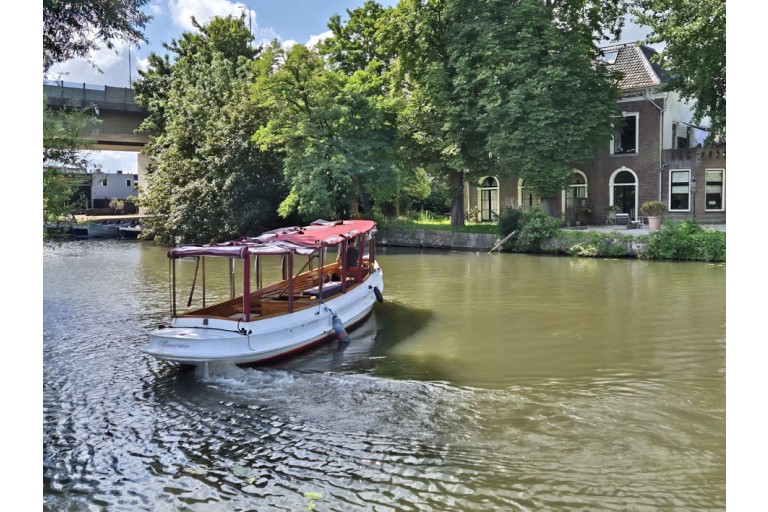 Classic motor yacht 10.00