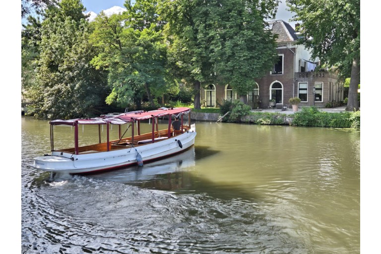 Classic motor yacht 10.00