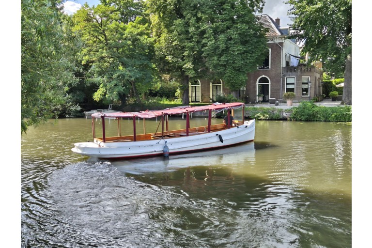 Classic motor yacht 10.00