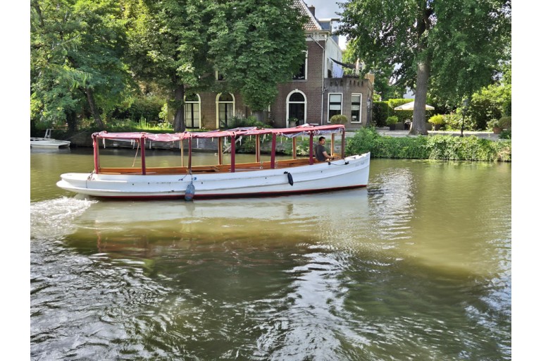 Classic motor yacht 10.00