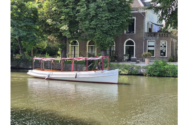 Classic motor yacht 10.00