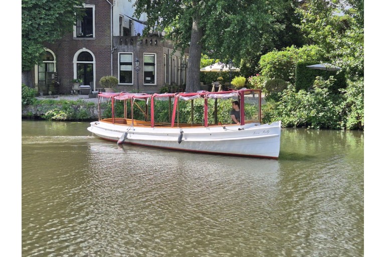 Classic motor yacht 10.00