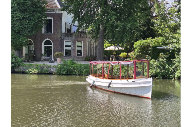 Classic motor yacht 10.00