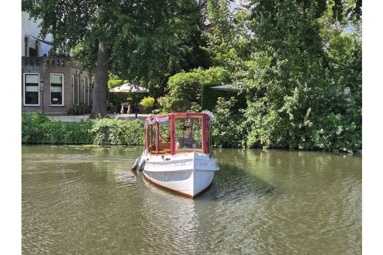 Classic motor yacht 10.00