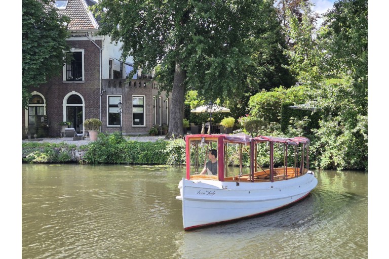 Classic motor yacht 10.00