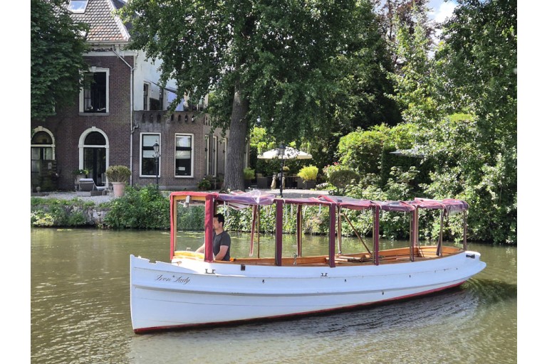 Classic motor yacht 10.00