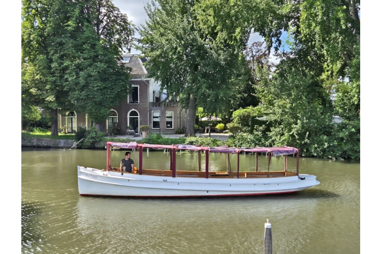 Classic motor yacht 10.00