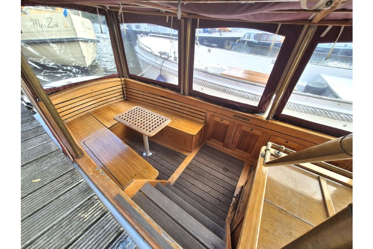 Classic motor yacht 10.00