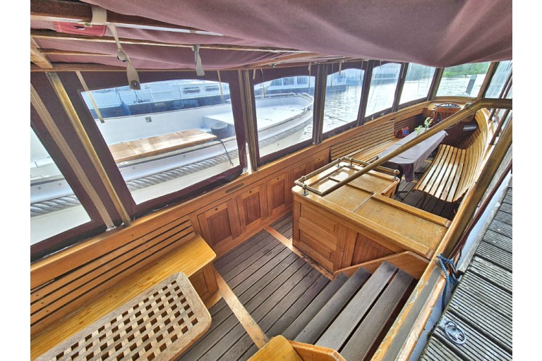 Classic motor yacht 10.00