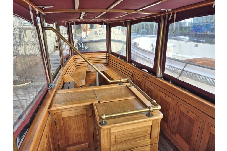 Classic motor yacht 10.00