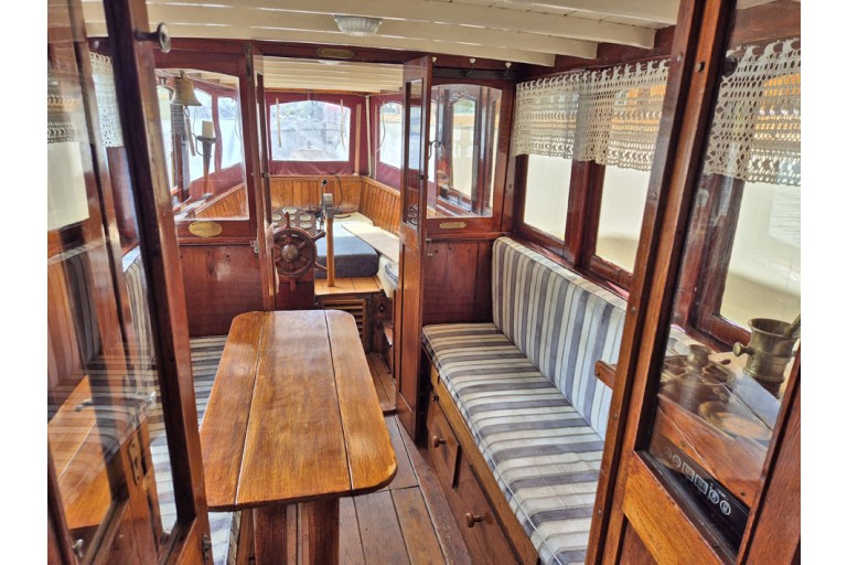 Classic Dutch motor yacht 8.90
