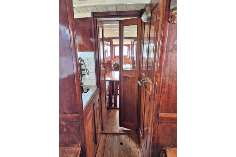 Classic Dutch motor yacht 8.90