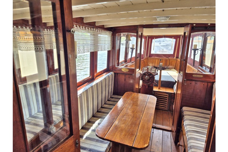Classic Dutch motor yacht 8.90