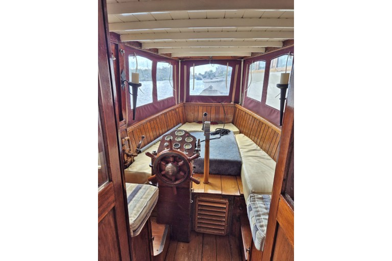 Classic Dutch motor yacht 8.90