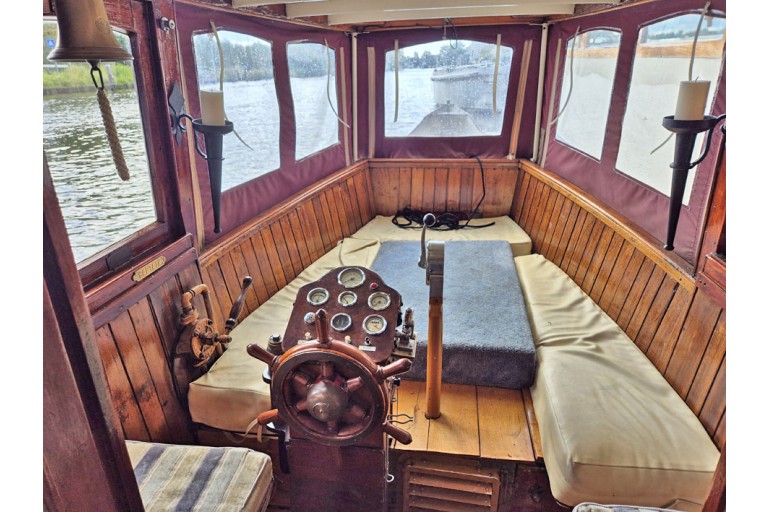 Classic Dutch motor yacht 8.90