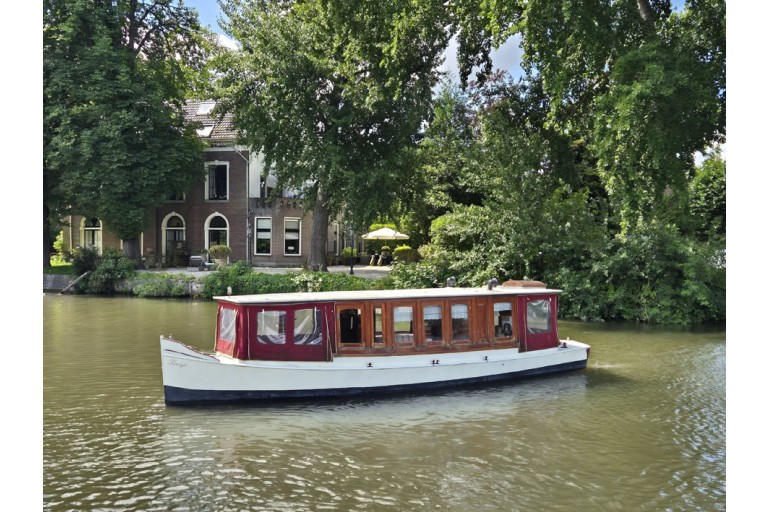 Classic Dutch motor yacht 8.90