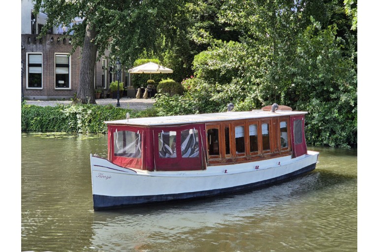 Classic Dutch motor yacht 8.90