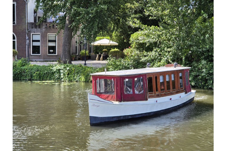 Classic Dutch motor yacht 8.90