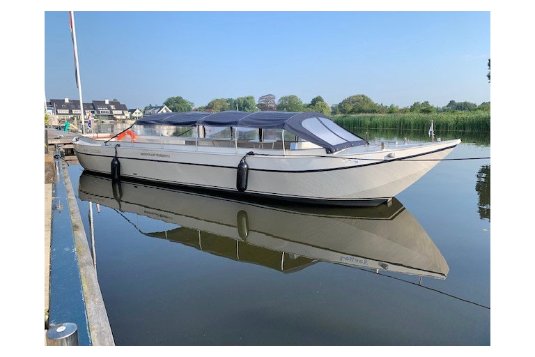 Open Tour boat for 35 guests