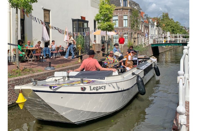 Open Tour boat for 35 guests