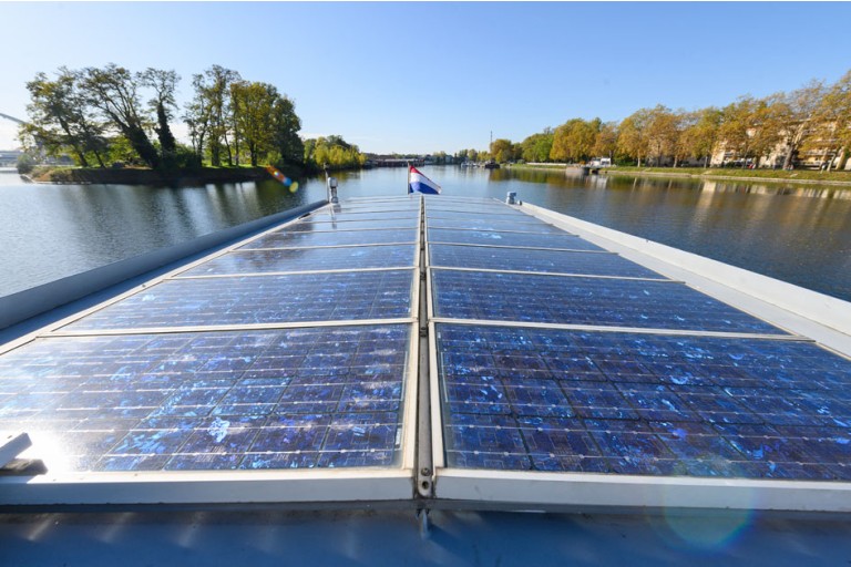 Péniche hollandaise Luxe Motor 21.18, certifiée ES-TRIN