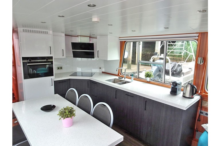Luxury Liveaboard, Rhine certified