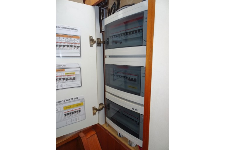 Luxe Motor 16.20 Deckhouse